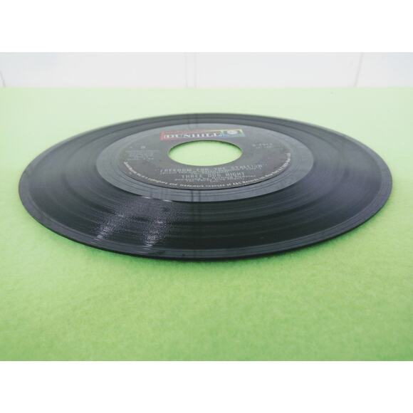 Three Dog Night - Black & White / Freedom For The Stallion 45rpm Vinyl Record 7" - Picture 6 of 7